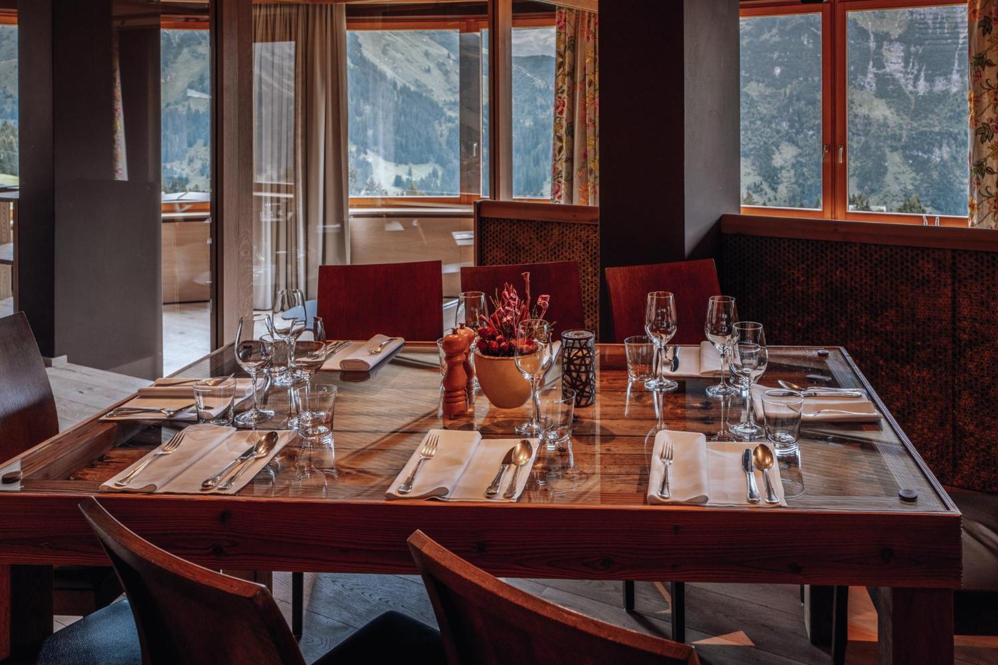 Hotel Goldener Berg Lech am Arlberg Bagian luar foto